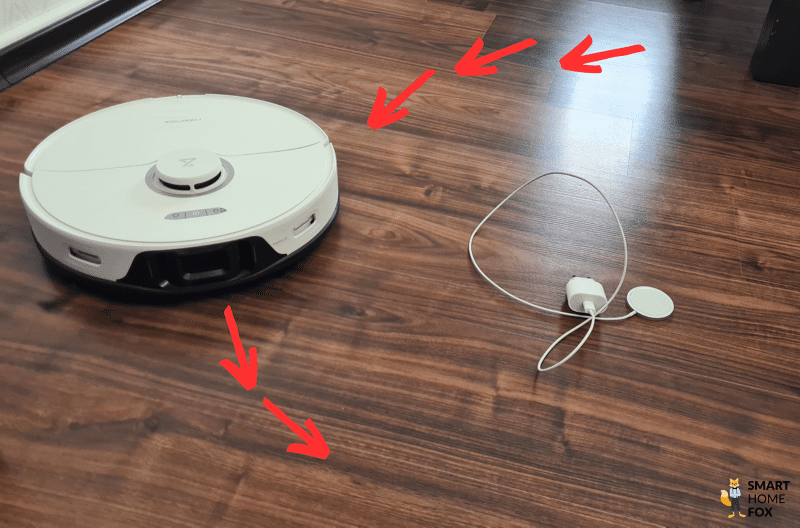 Roborock S8+ объезжает кабель во время теста.